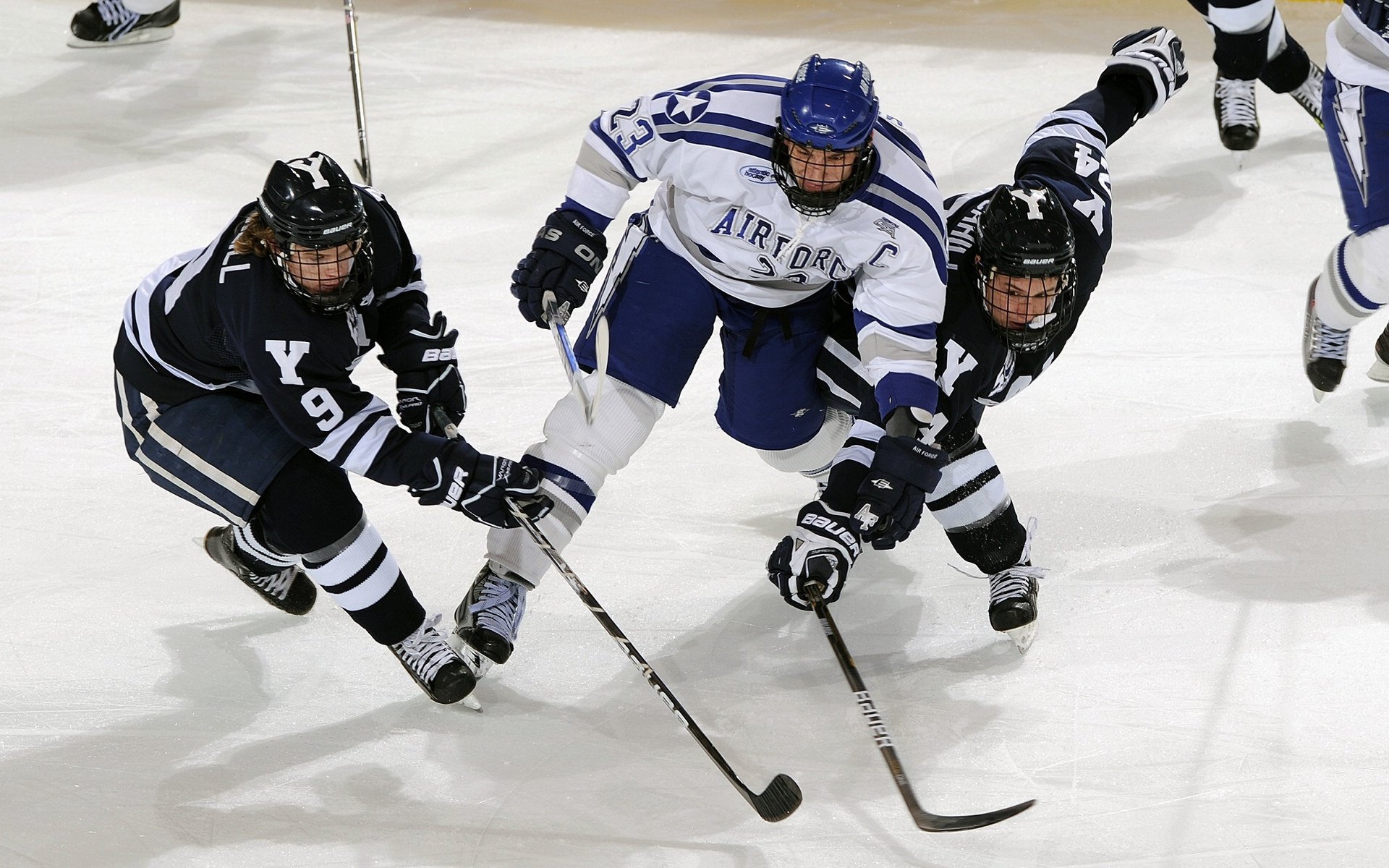 球队在比赛中体现出强烈的团队防守意识,球赛队伍